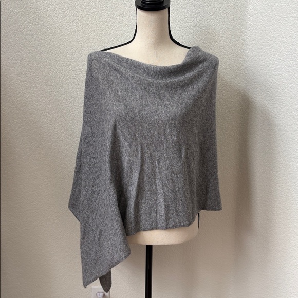 NEW! In Cashmere Poncho in Gray - Picture 4 of 5